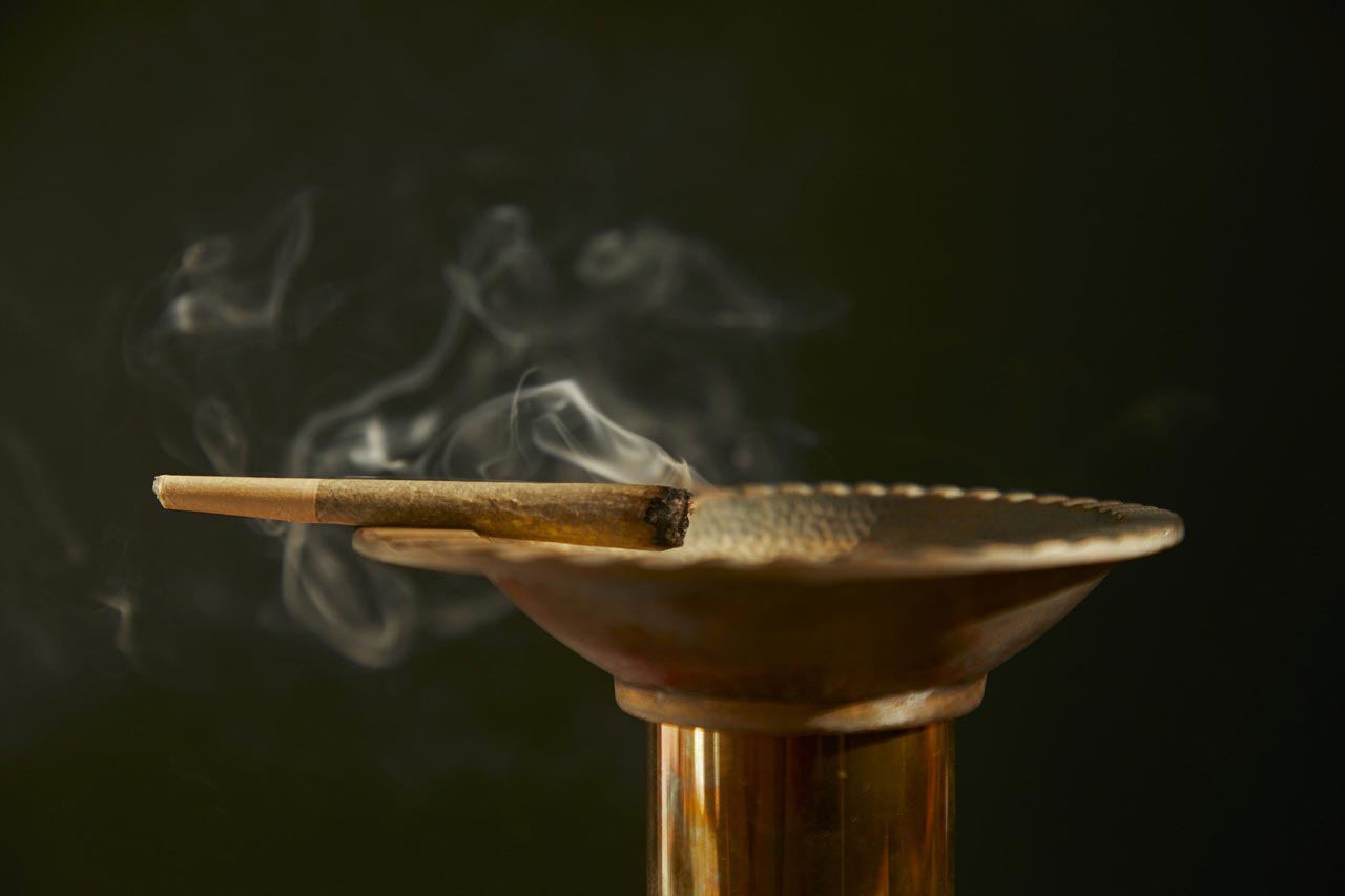 CBD Pre Rolls vs Vaping: Which Should You Choose? - Erth Wellness